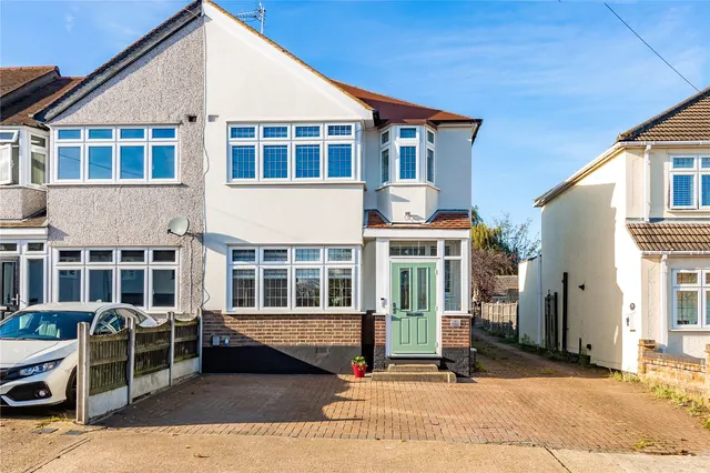 Collier Row, RM5, photo 1