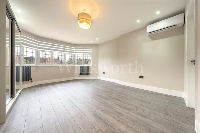 Finchley Road, London, NW11, photo 1