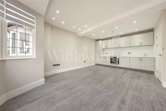 Finchley Road, London, NW11, photo 1