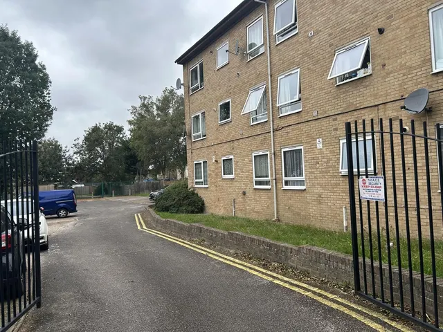 Claret Gardens, South Norwood, photo 2