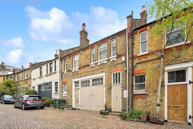 4 bedroom house — Daleham Mews, London, NW3 5DB