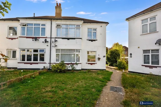 Michael Gardens, Ardleigh Green, RM11, photo 1