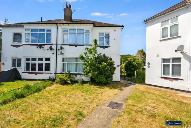 Michael Gardens, Ardleigh Green, Hornchurch, RM11, photo 1
