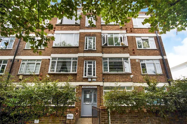 High Road, London, N12, photo 1