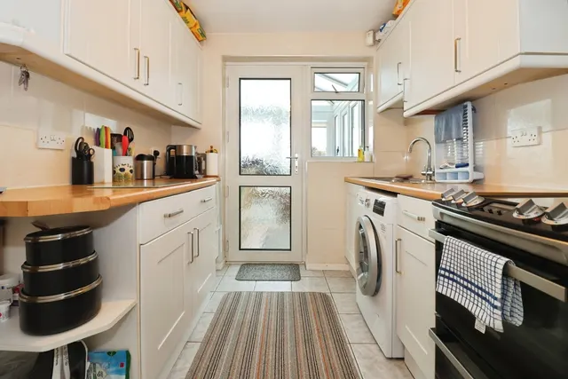 Photo 3 — Chiltern Close, Warmley, Bristol, BS30