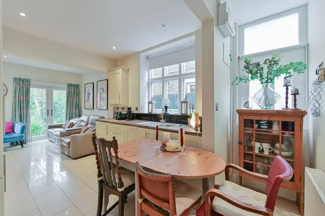 Photo 2 — Flat 1, 19 Westwell Road, London