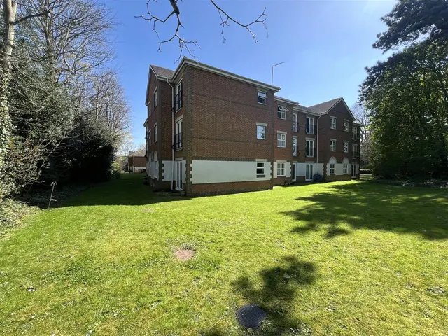 Regent Court, Norn Hill, RG21, photo 1