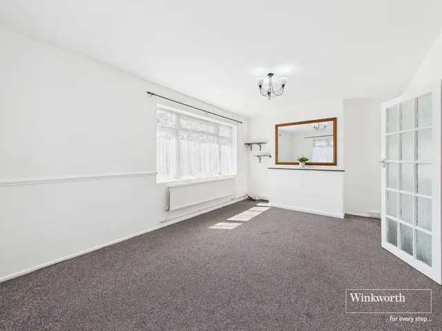 Robin Grove, Harrow, HA3, photo 3