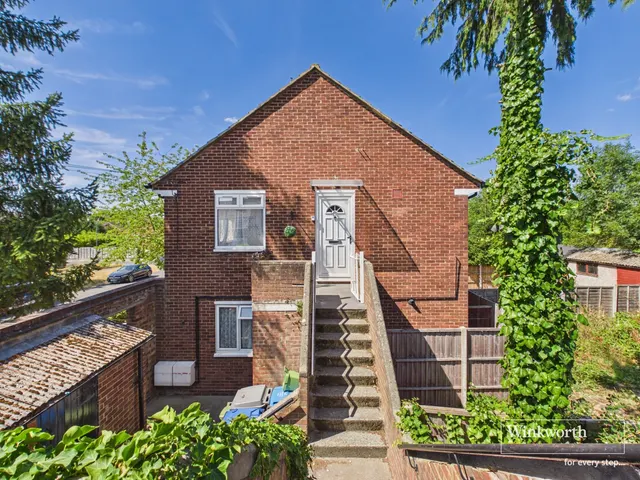 Robin Grove, Harrow, HA3, photo 2