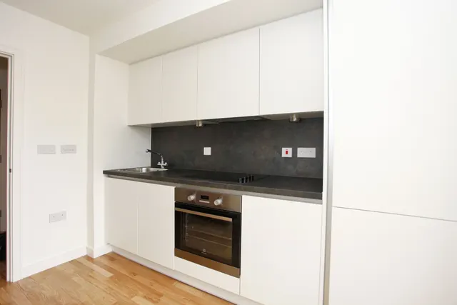 Photo 2 — 35 Crested Court, 3 Shearwater Drive, London