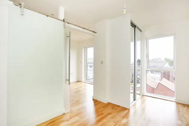 35 Crested Court, 3 Shearwater Drive, London, photo 1
