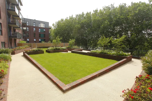 Photo 3 — 35 Crested Court, 3 Shearwater Drive, London
