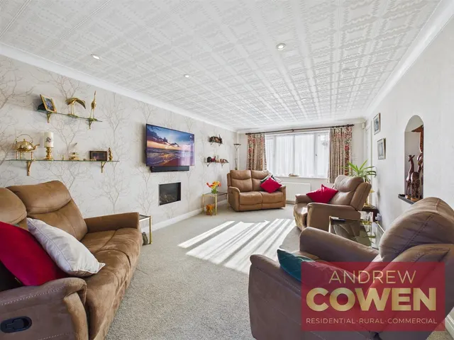 Photo 3 — Hovingham Drive, Scarborough YO12 5DT