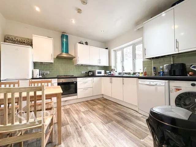 Ruislip Road East, Greenford, UB6, photo 1