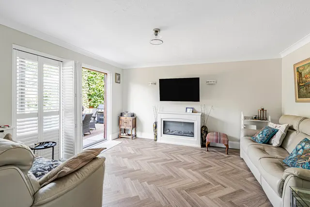 Juniper Gardens, Sunbury-on-Thames, TW16, photo 2