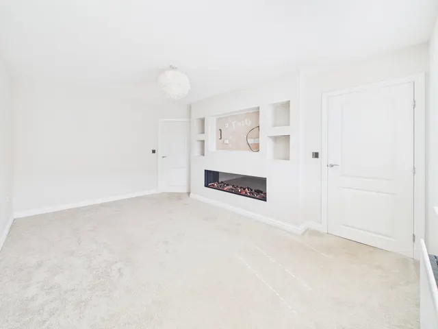 Photo 3 — Strawberry Close, Farndon, Chester, CH3 6SJ