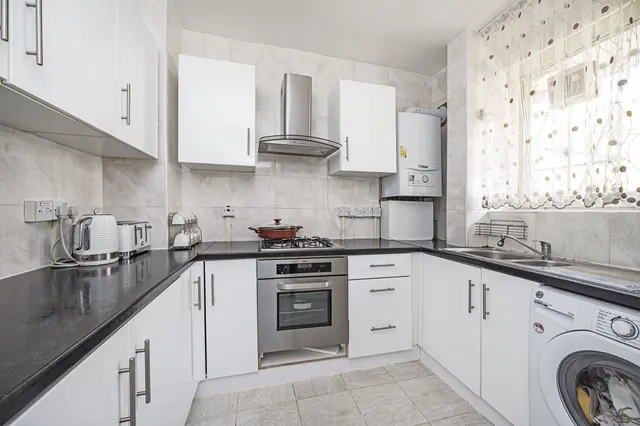 Photo 3 — 9 Elvin House, Morning Lane, London