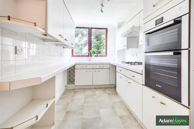 Sandringham Gardens, North Finchley, N12, photo 1