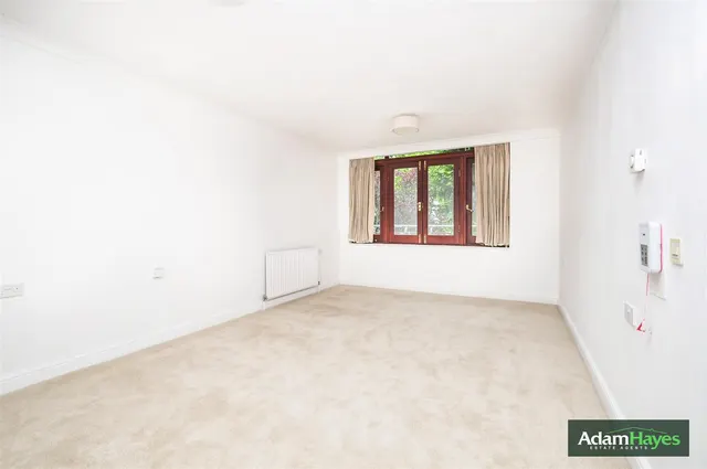 Sandringham Gardens, North Finchley, N12, photo 2