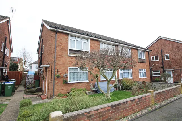 Photo 2 — Barton Close, Bexleyheath