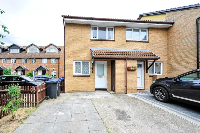 Ruskin Way, London, SW19, photo 1