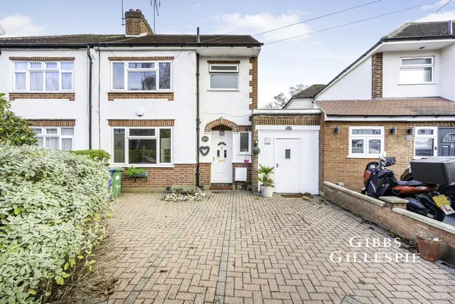 St. Michaels Crescent, Pinner, HA5, photo 1