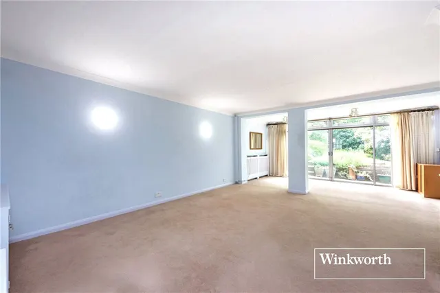 Photo 2 — The Terrace, Hendon Lane, Finchley, London, N3