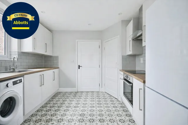 Photo 2 — Baddow Hall Crescent, Great Baddow, CM2