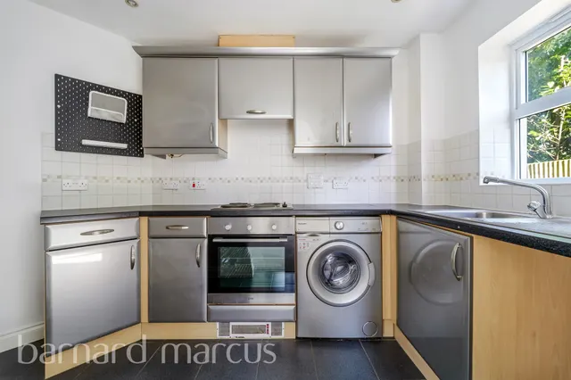 International Way, Sunbury-On-Thames, TW16, photo 2