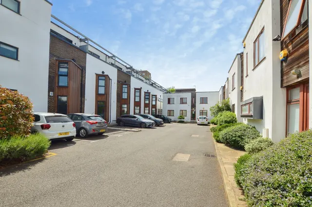 5 Madoc Close, London, photo 1