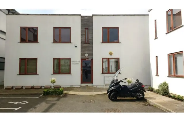 Photo 3 — 5 Madoc Close, London