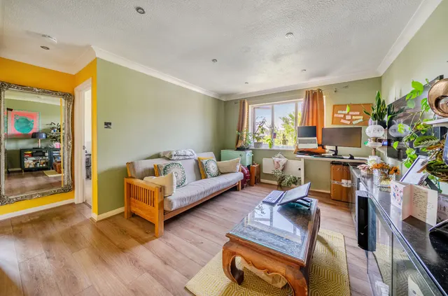 Belvedere Close, Guildford, GU2, photo 2