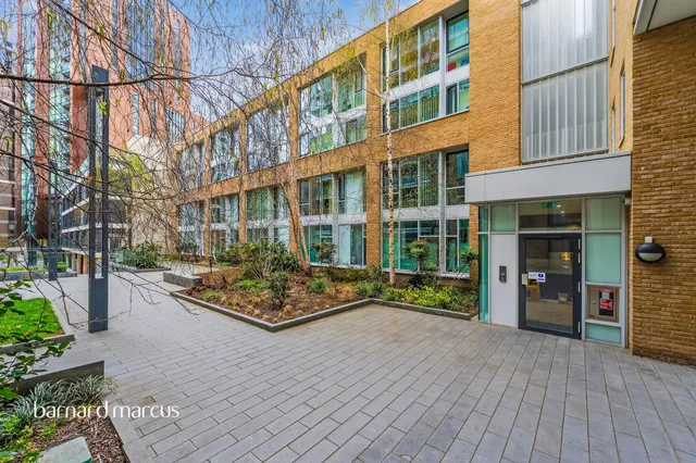Spectrum Way, London, SW18, photo 2