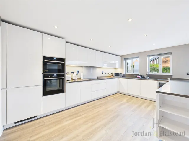 Photo 3 — Adlington Road, Wilmslow, Cheshire, SK9 2BJ