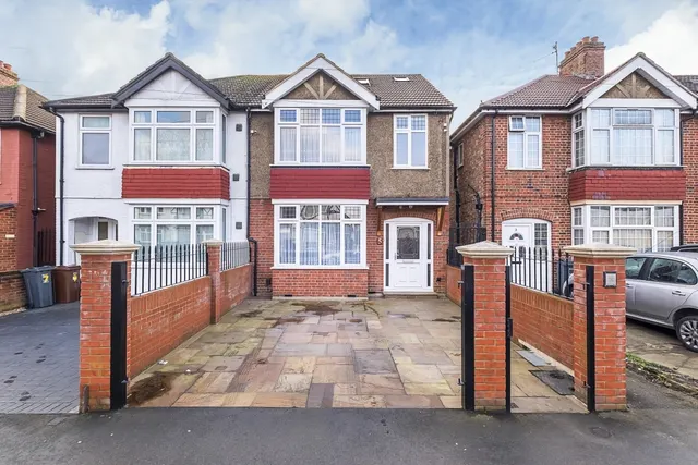 Taunton Avenue Hounslow TW3, photo 1