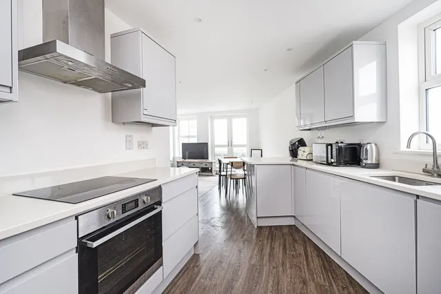 Photo 2 — Flat 4, Parkgate Apartments, Cadogan Terrace, London