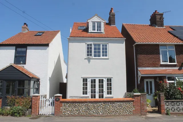 Detached Coastal Three Bedroom Cottag, photo 1