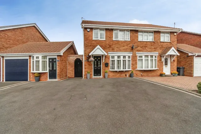 Wooding Crescent, Tipton, photo 1