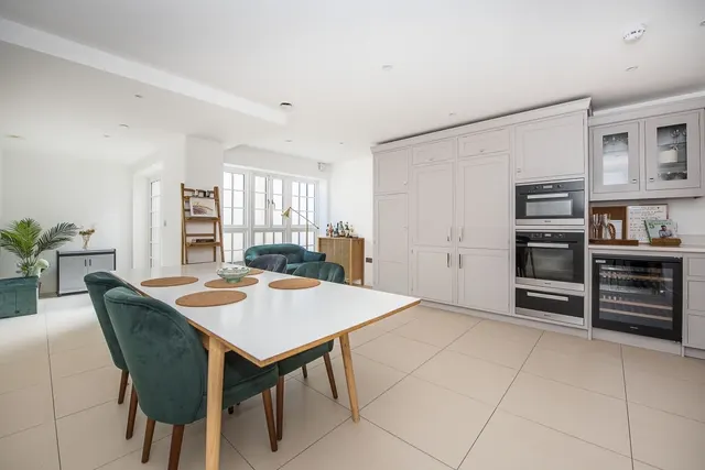 Upper Richmond Road London SW15, photo 1