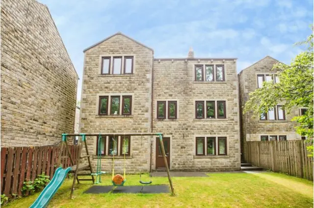 Photo 2 — April Gardens, Bradford
