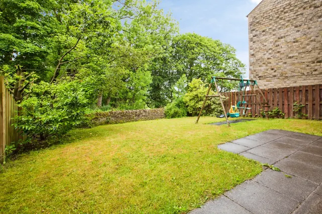 Photo 3 — April Gardens, Bradford