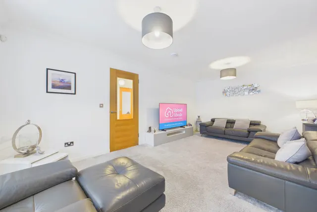 Herbison Crescent, Shotts, photo 3