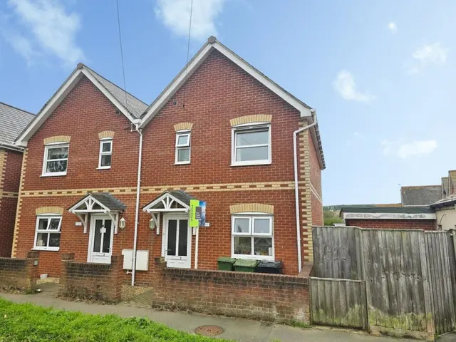 Silcombe Lane, Freshwater, PO40, photo 1