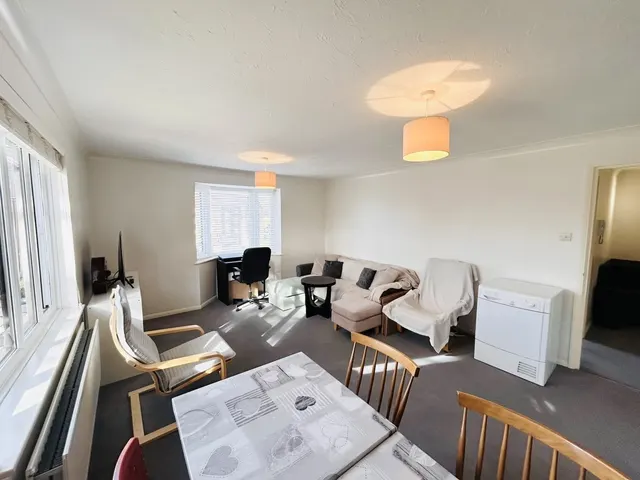 Redhill, RH1, photo 3