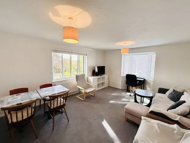 Redhill, RH1, photo 2