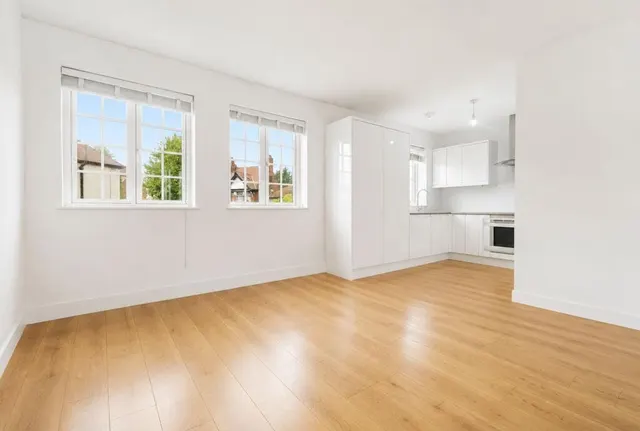 Connaught Avenue, London, E4, photo 1