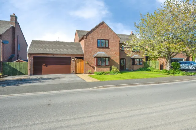 Photo 2 — Cavendish Drive, Ashbourne