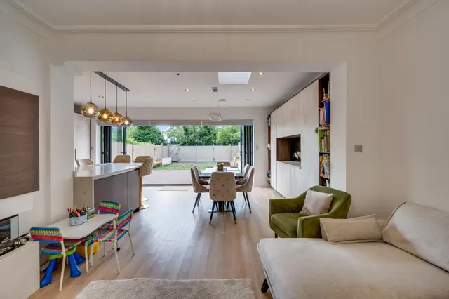 The Vale, London, NW11, photo 2