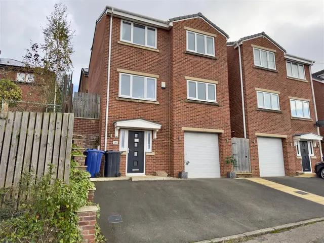 Worsbrough Road, Blacker Hill, Barnsley, photo 1