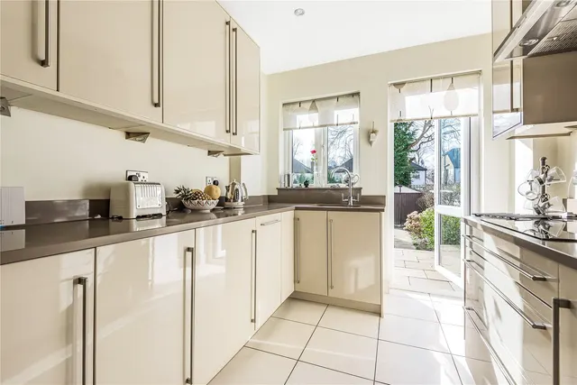 Photo 3 — Sussex Way, Cockfosters, Barnet, EN4 0BG
